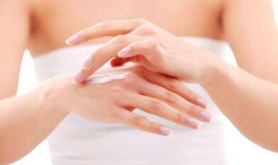 La ragazza si applica l'unguento sulla mano