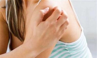 La ragazza si gratta la spalla